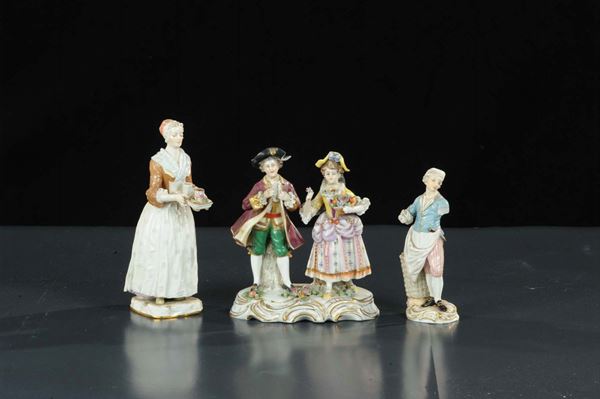 Gruppo e due statuine in porcellana policroma