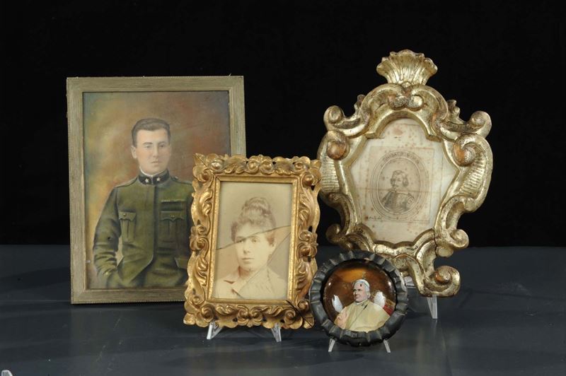 Lotto di cornici in legno intagliato, presse papier e ritratto con cornice in argento  - Asta Antiquariato e Dipinti Antichi - Cambi Casa d'Aste