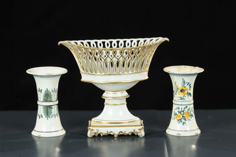 Lotto di un vaso Impero in porcellana e due vasetti a tromba (rotture)  - Auction Antiquariato e Dipinti Antichi - Cambi Casa d'Aste
