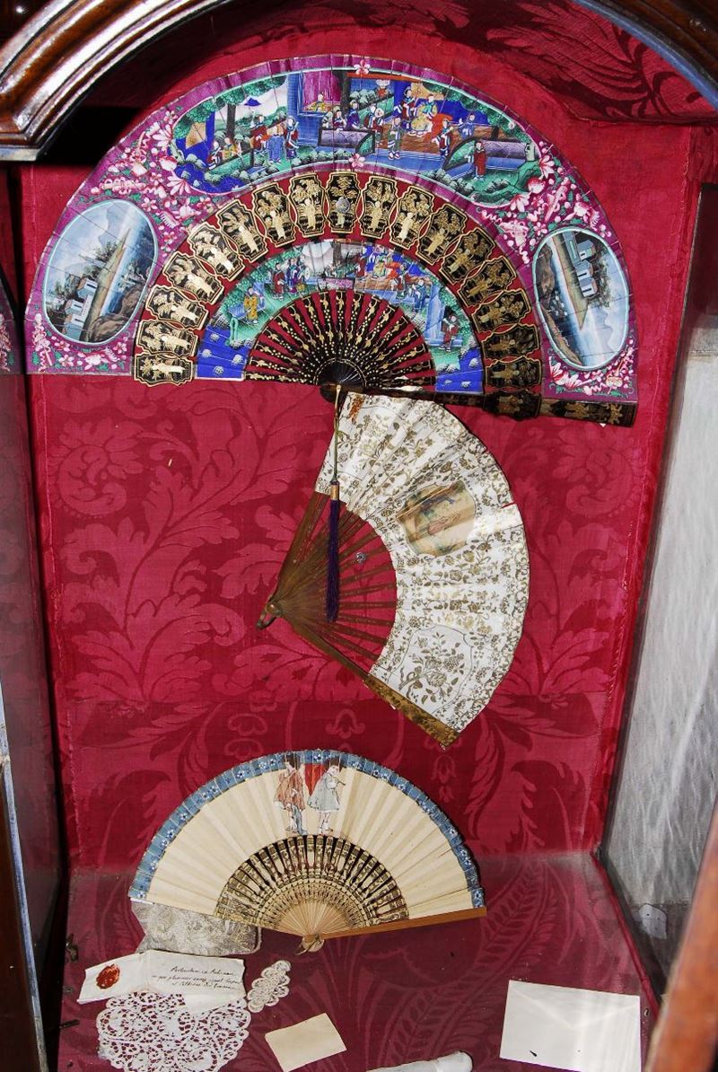 Tre ventagli differenti decorati in policromia  - Asta Asta OnLine 01-2012 - Cambi Casa d'Aste