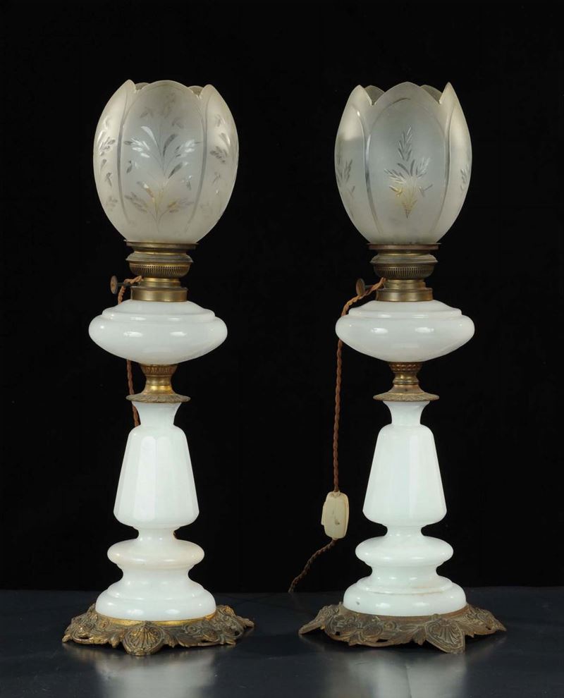 Coppia di lampade in opaline bianco, XX secolo  - Asta Antiquariato e Dipinti Antichi - Cambi Casa d'Aste