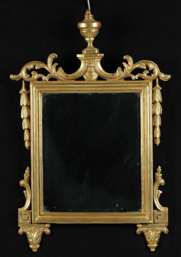 Piccola specchiera in legno intagliato e dorato, XIX secolo