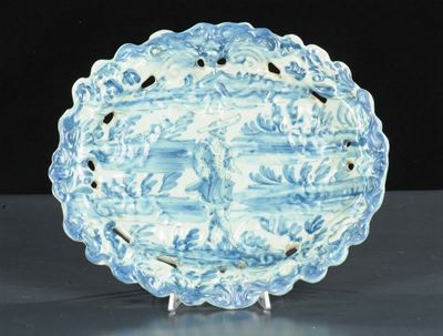 Alzata in Maiolica con Decoro Monocromo Bianco e Blu, Savona