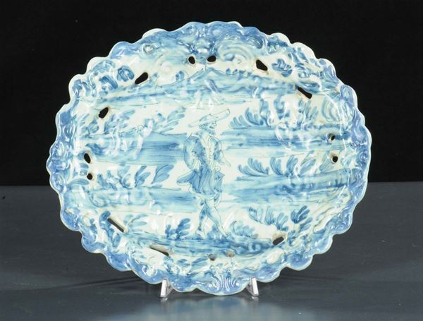 Alzata in maiolica con decoro monocromo bianco e blu, Savona