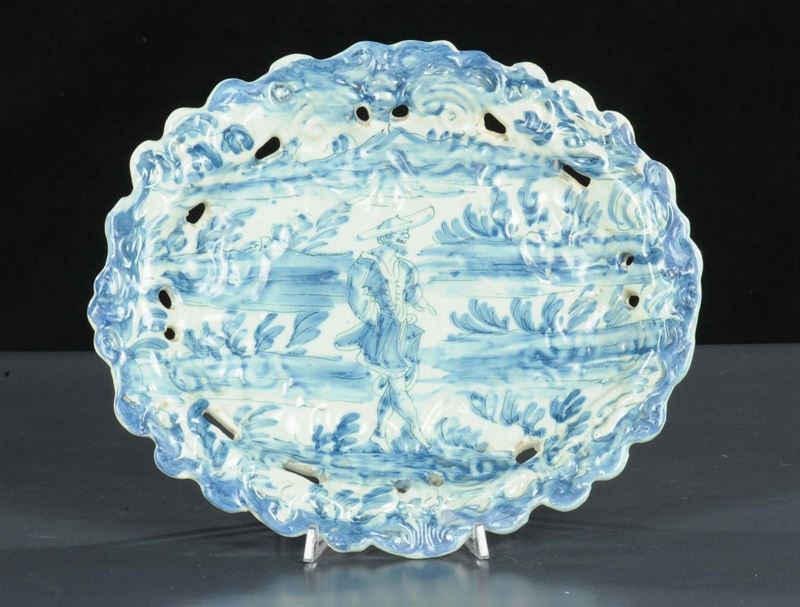 Alzata in maiolica con decoro monocromo bianco e blu, Savona  - Asta Antiquariato e Dipinti Antichi - Cambi Casa d'Aste