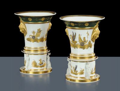 Coppia di Vasi Impero in Porcellana, XIX Secolo