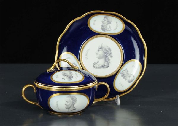 Tazza da brodo in porcellana con piattino e coperchio, XIX secolo