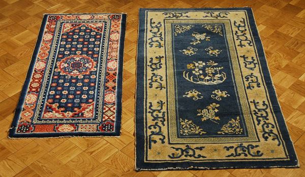 Lotto di due tappeti tibetani, fine XIX inizio XX secolo