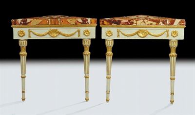 Coppia di Console Ad Angolo in Legno Intagliato, Laccato e Dorato, XVIII Secolo