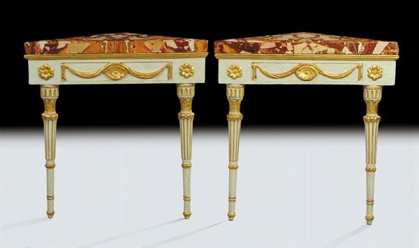 Coppia di console ad angolo in legno intagliato, laccato e dorato, XVIII secolo