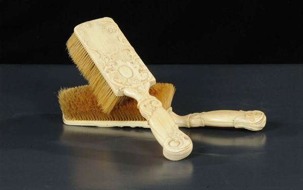 Coppia di spazzole in avorio scolpito, XIX secolo