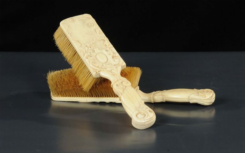 Coppia di spazzole in avorio scolpito, XIX secolo  - Asta Antiquariato e Dipinti Antichi - Cambi Casa d'Aste