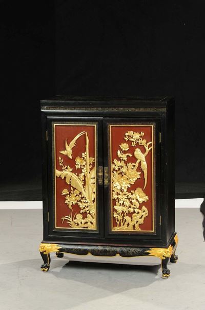 Credenzino a Due Ante in Legno Ebanizzato, Cina XX Secolo