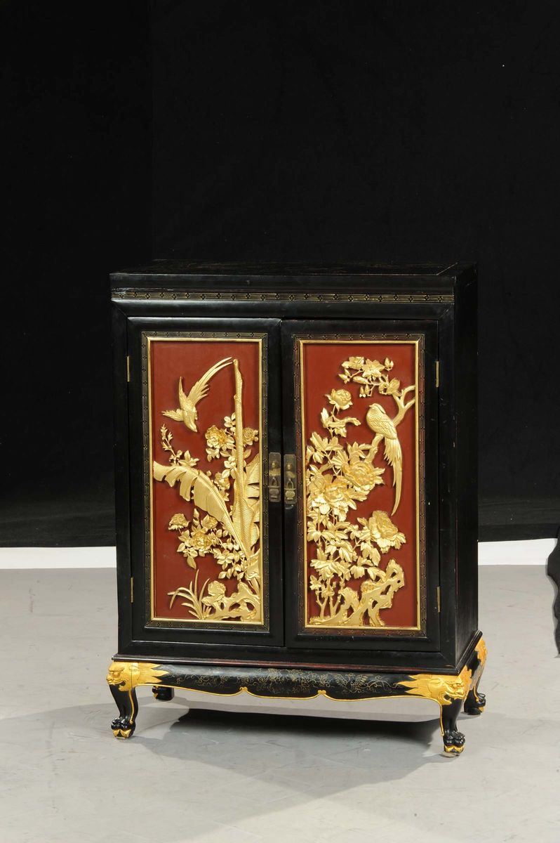 Credenzino a due ante in legno ebanizzato, Cina XX secolo  - Auction Oriental Art - Cambi Casa d'Aste