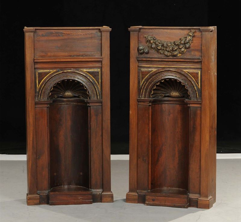Coppia di edicole in noce con lumeggiature in oro, Toscana XVI secolo  - Asta Antiquariato e Dipinti Antichi - Cambi Casa d'Aste