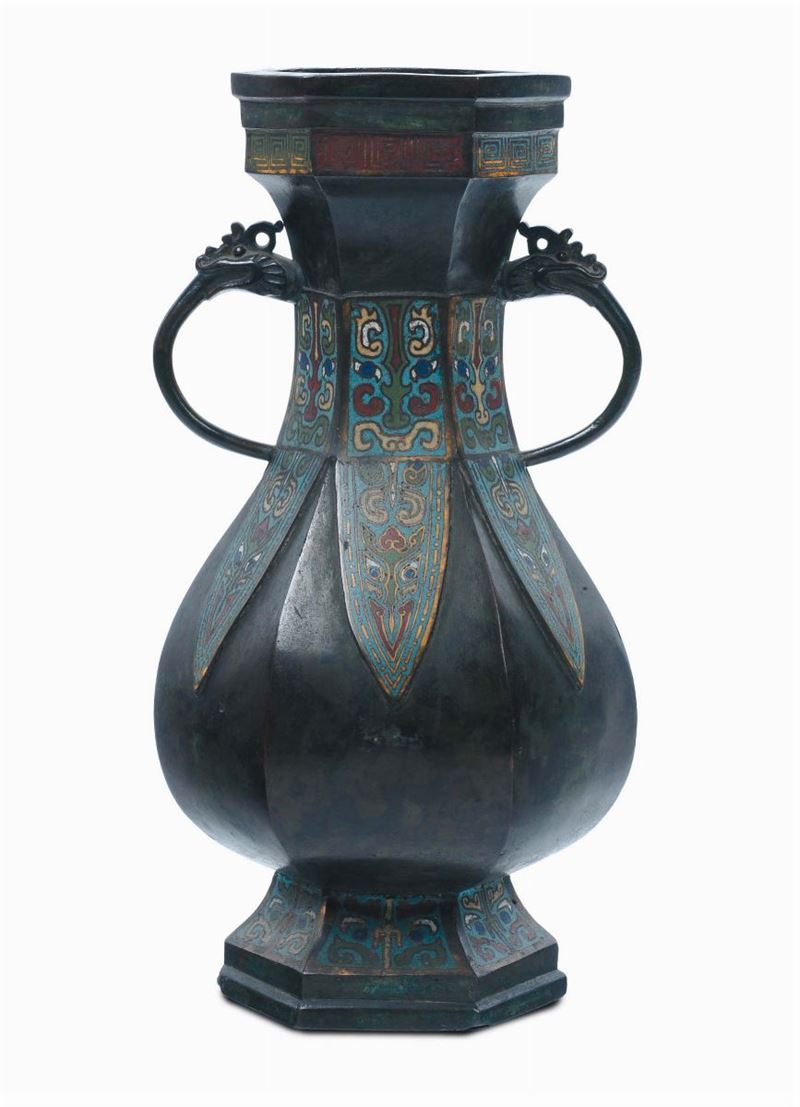 Vaso in bronzo e smalti, Cina, Dinastia Qing, XVIII-XIX secolo  - Asta Antiquariato e Dipinti Antichi - II - Cambi Casa d'Aste