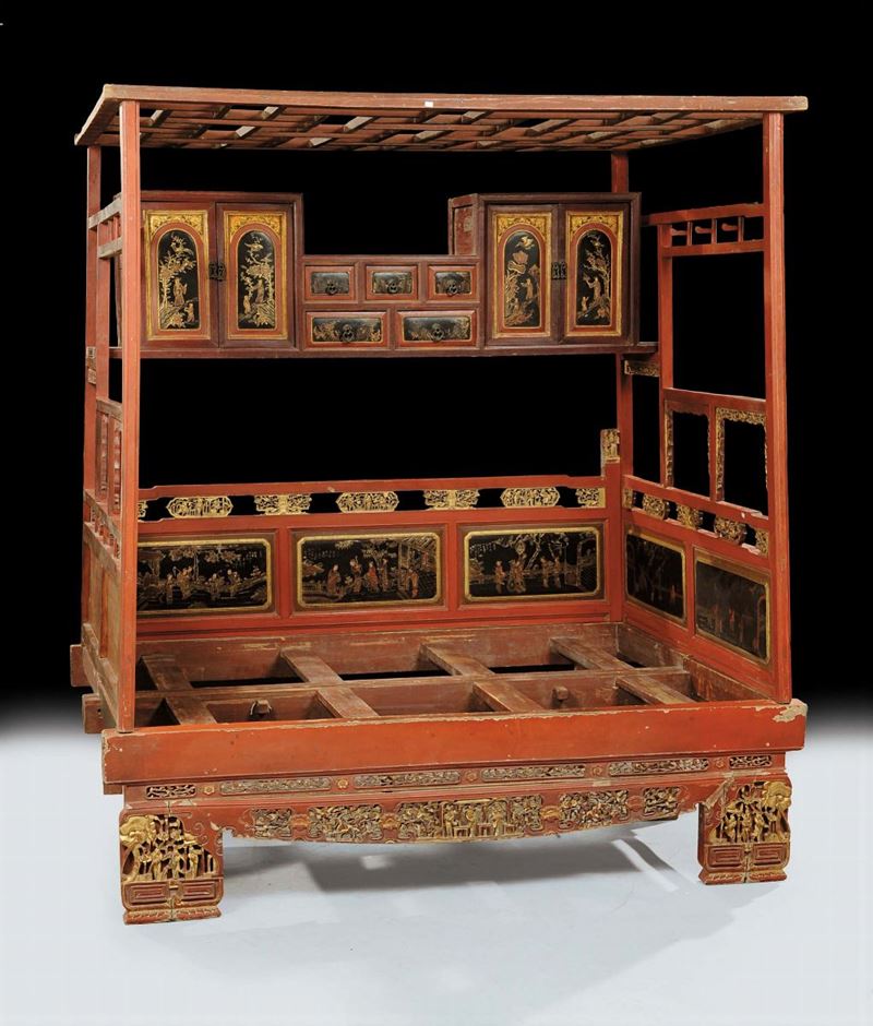 Letto da oppio in legno laccato a fondo rosso e dorato, Cina XIX secolo  - Auction Oriental Art - Cambi Casa d'Aste