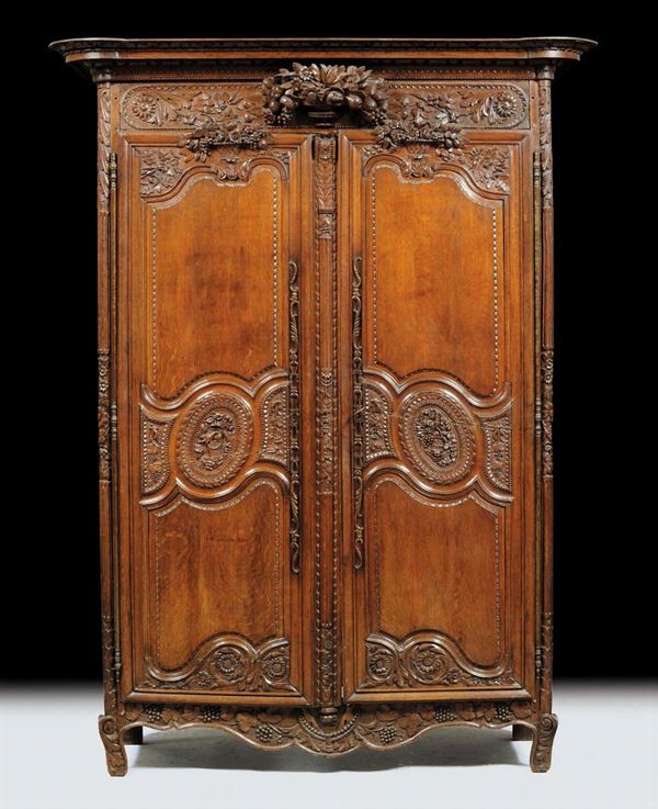 Armadio in noce intagliato a due ante, XVIII secolo secolo