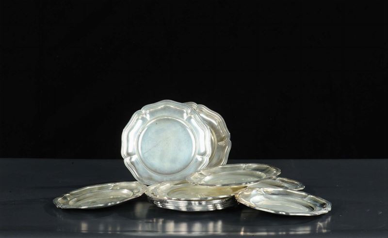 Dodici piatti in argento di gusto barocco, XX secolo  - Asta Gioielli, Argenti ed Orologi Antichi e Contemporanei - Cambi Casa d'Aste