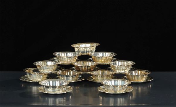 Undici boulle in argento con piatto di gusto barocco