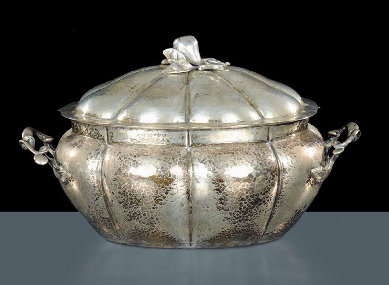 Zuppiera in argento martellato, XX secolo  - Auction Silver, Clocks and Jewels - Cambi Casa d'Aste