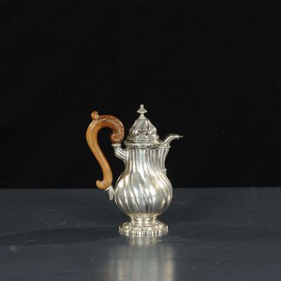 Piccola Caffettiera in Argento con Manico in Legno Intagliato, XIX Secolo