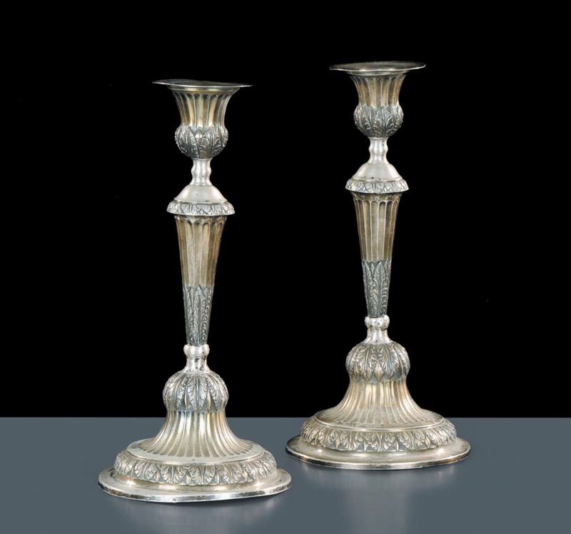 Coppia di candelieri in argento sbalzato con punzoni Mauriziani, Genova inizi XIX secolo  - Auction Silver, Clocks and Jewels - Cambi Casa d'Aste