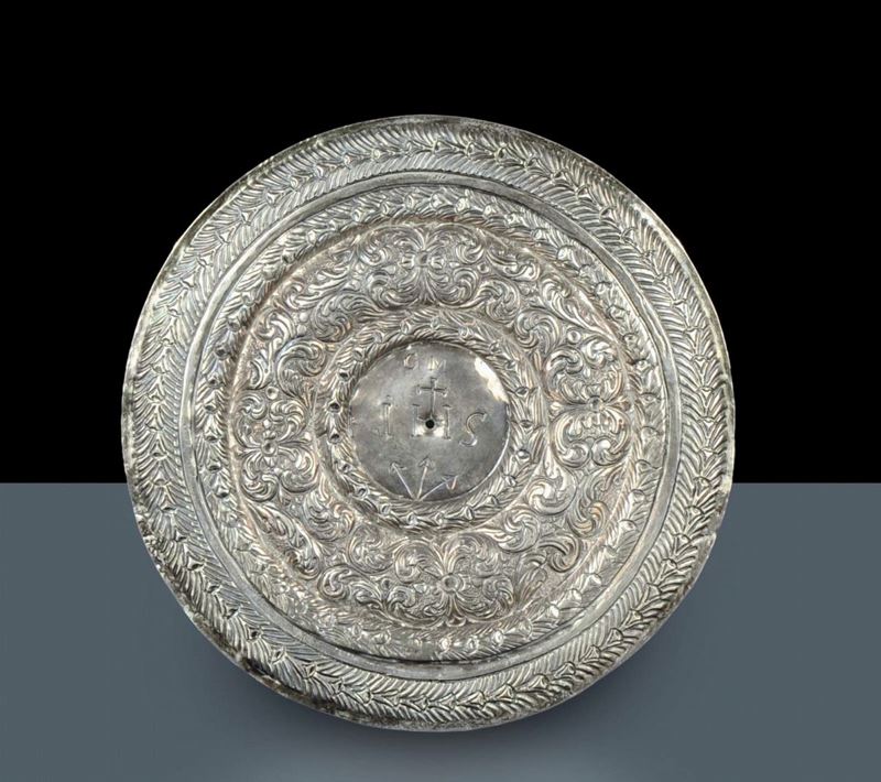 Placca circolare in argento sbalzato, XIX secolo  - Asta Gioielli, Argenti ed Orologi Antichi e Contemporanei - Cambi Casa d'Aste