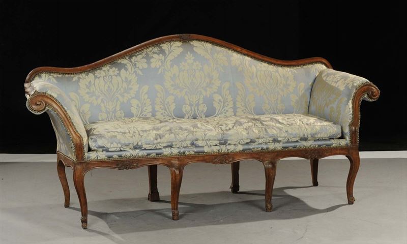 Divano Luigi XV in noce intagliato, XVIII secolo  - Asta Asta a Tempo antiquariato - II - Cambi Casa d'Aste