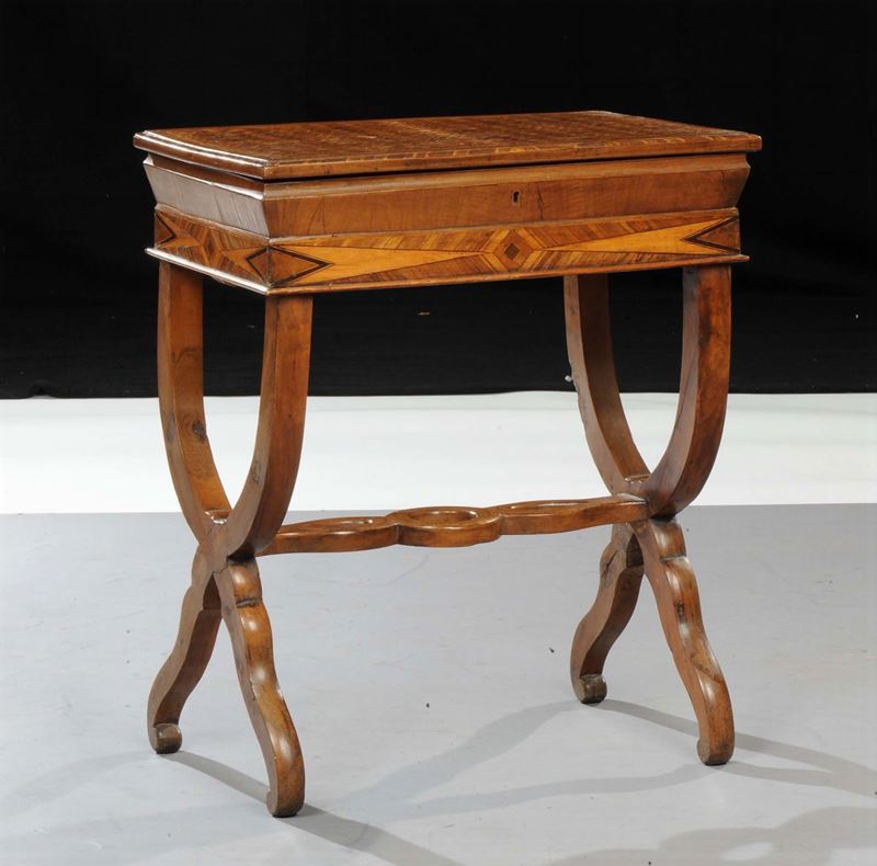 Tavolino da lavoro con piano intarsiato a marquetterie, XIX secolo  - Auction Old Paintings and Furnitures - Cambi Casa d'Aste