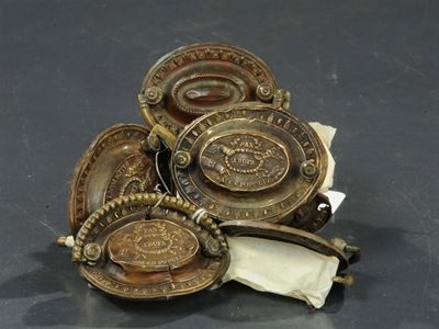 Lotto di Otto Maniglie in Metallo e Bronzo Dorato