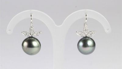 Orecchini con Perle Grigie Thaiti e Diamanti