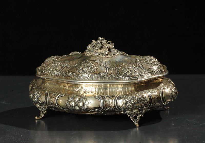 Scatola sagomata in argento sbalzato, Miracoli, Milano, 1920  - Auction Silver, Clocks and Jewels - Cambi Casa d'Aste