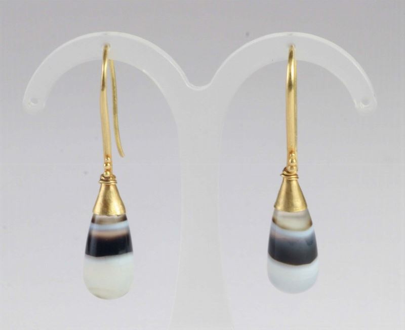 Orecchini in agata bianca e nera  - Asta Gioielli, Argenti ed Orologi Antichi e Contemporanei - Cambi Casa d'Aste