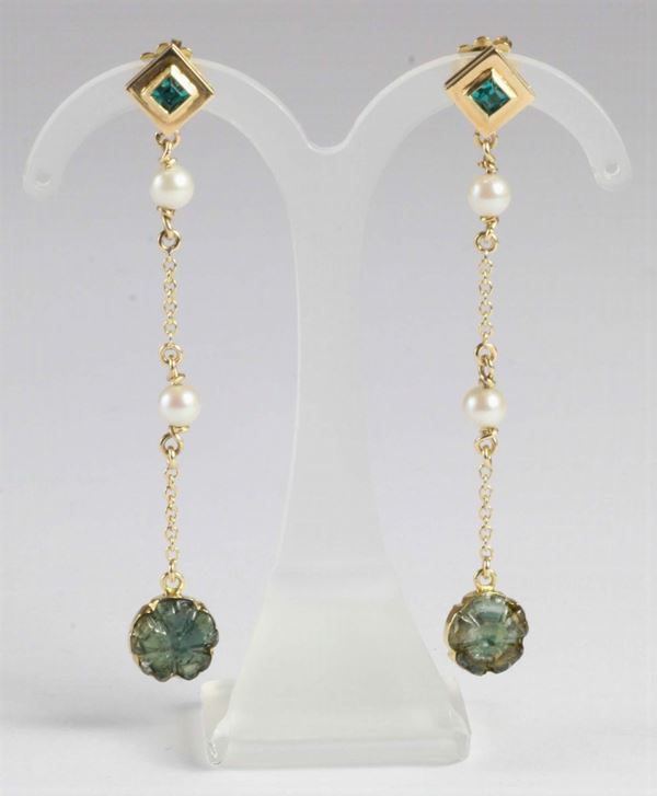Orecchini  pendenti con smeraldi, perle e tormaline incise