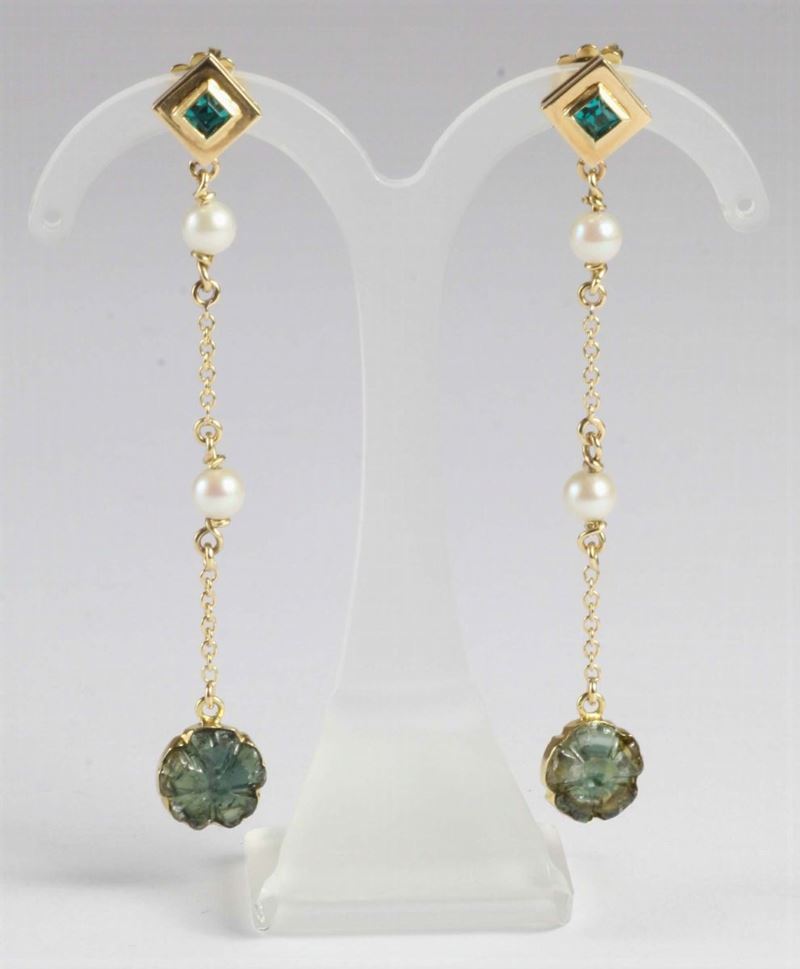 Orecchini  pendenti con smeraldi, perle e tormaline incise  - Asta Gioielli, Argenti ed Orologi Antichi e Contemporanei - Cambi Casa d'Aste