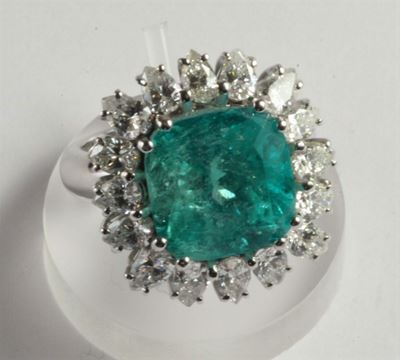 Anello con Smeraldo di Ct 7ca e Diamanti