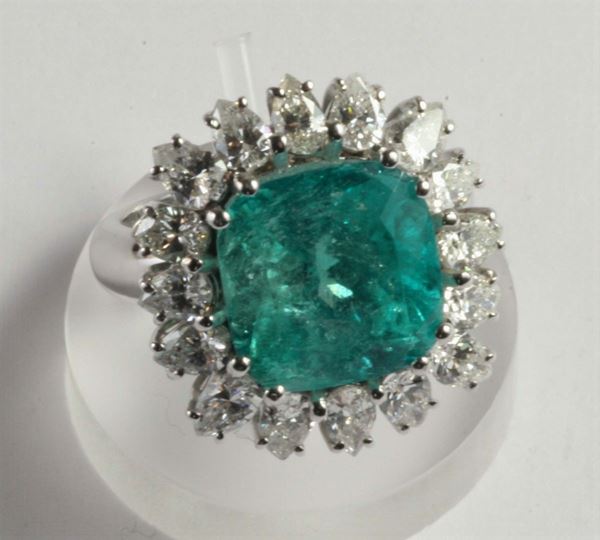 Anello con smeraldo di ct 7ca e diamanti