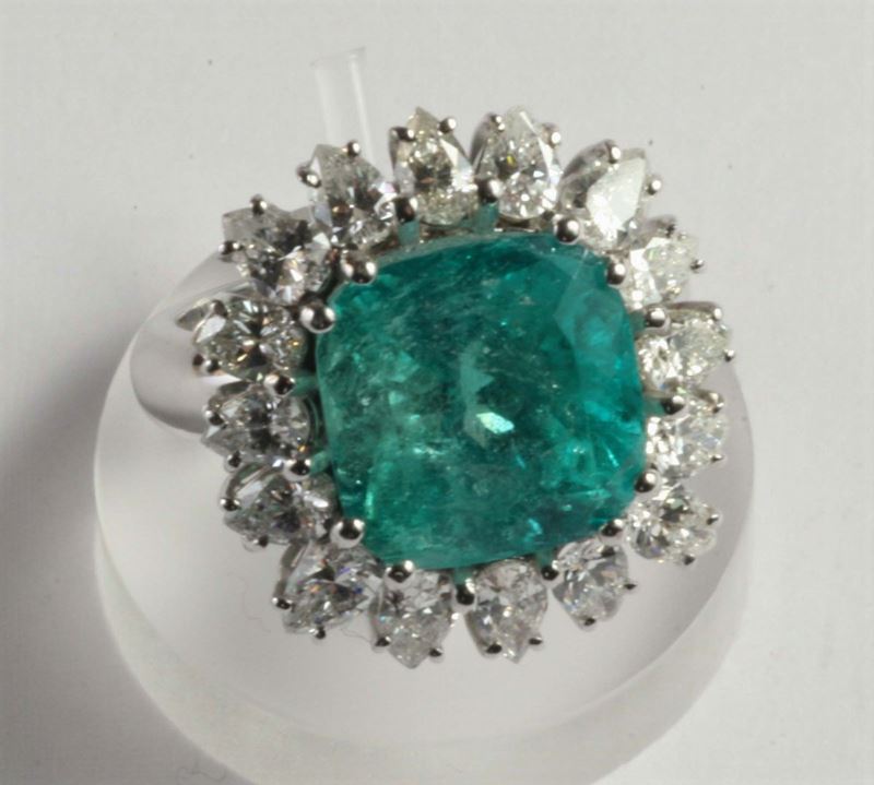 Anello con smeraldo di ct 7ca e diamanti  - Asta Gioielli, Argenti ed Orologi Antichi e Contemporanei - Cambi Casa d'Aste