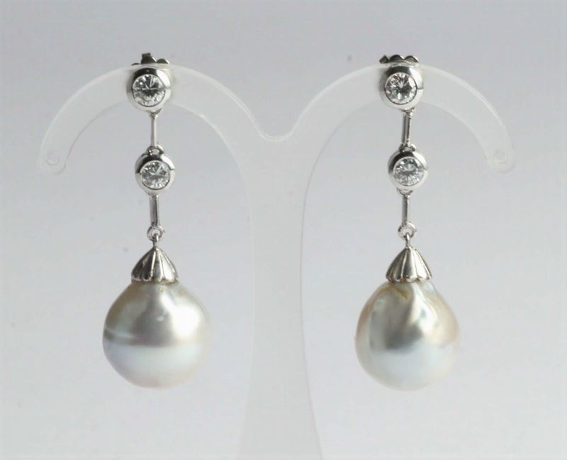 Orecchini pendenti con perle scaramazze e diamanti  - Auction Silver, Clocks and Jewels - Cambi Casa d'Aste