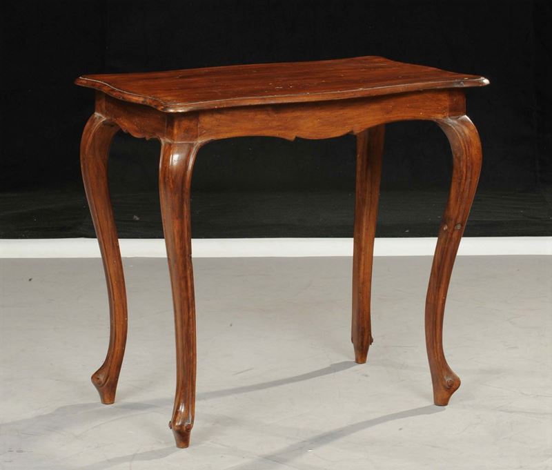 Tavolino con gambe arcuate, XX secolo  - Asta Antiquariato e Dipinti Antichi - Cambi Casa d'Aste