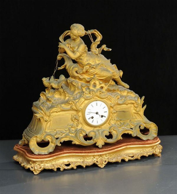 16- Orologio in antimonio dorato e sbalzato, XIX secolo