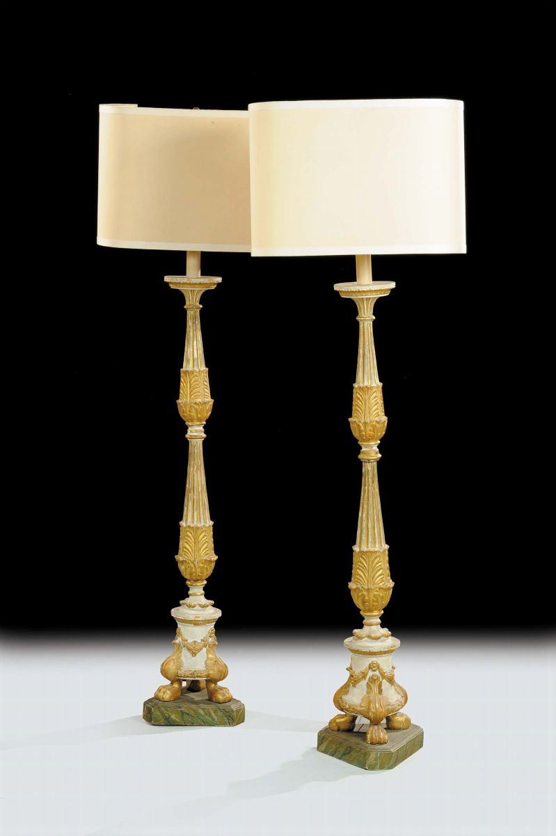 Coppia di torcere Luigi XVI in legno intagliato, laccato e dorato, XVIII secolo  - Asta Antiquariato e Dipinti Antichi - Cambi Casa d'Aste