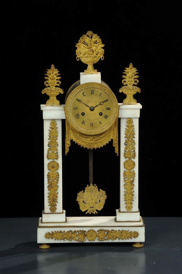 Orologio a portico in  marmo e bronzi dorati, XIX secolo