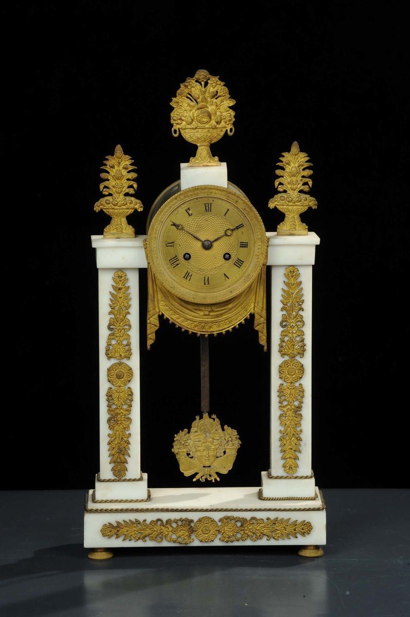 Orologio a portico in  marmo e bronzi dorati, XIX secolo  - Asta Antiquariato e Dipinti Antichi - Cambi Casa d'Aste
