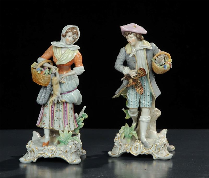 Coppia di statuine in ceramica Capodimonte  - Auction Old Paintings and Furnitures - Cambi Casa d'Aste