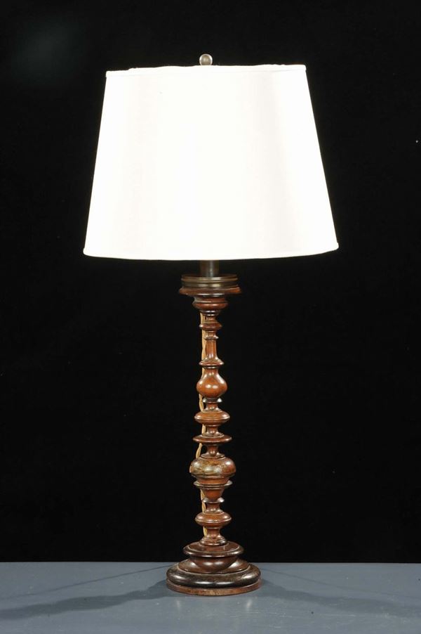 Candeliere in noce tornito trasformato in lampada, XX secolo