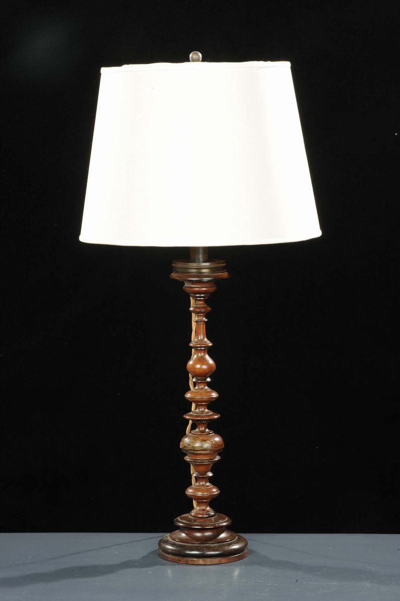 Candeliere in noce tornito trasformato in lampada, XX secolo  - Asta Antiquariato e Dipinti Antichi - Cambi Casa d'Aste