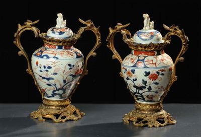 Coppia di Vasi Imari in Porcellana, Giappone XIX Secolo