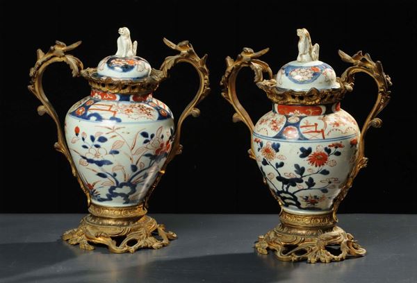 Coppia di vasi Imari in porcellana, Giappone XIX secolo
